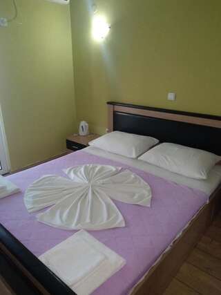 Гостевой дом Apartments and Rooms Mila Улцинь Двухместный номер с 1 кроватью и террасой-2