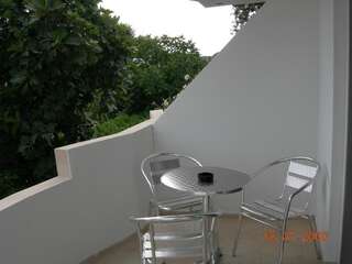 Гостевой дом Apartments and Rooms Mila Улцинь Трехместный номер с террасой-1