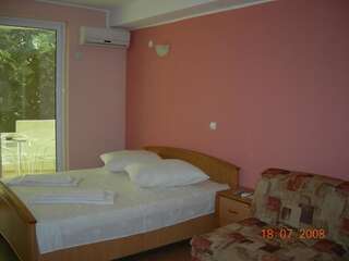 Гостевой дом Apartments and Rooms Mila Улцинь Трехместный номер с террасой-3