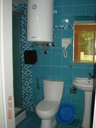 Гостевой дом Apartments and Rooms Mila Улцинь Трехместный номер с террасой-6