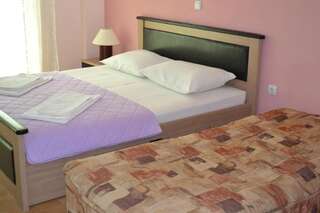 Гостевой дом Apartments and Rooms Mila Улцинь Трехместный номер с террасой-7