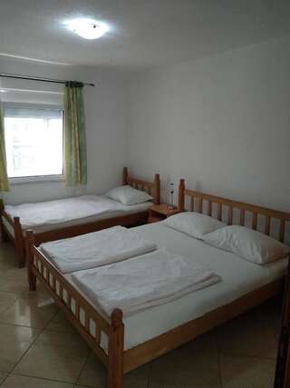 Гостевой дом Apartments and Rooms Mila Улцинь Семейный номер - Подходит для людей с ограниченными физическими возможностями-1